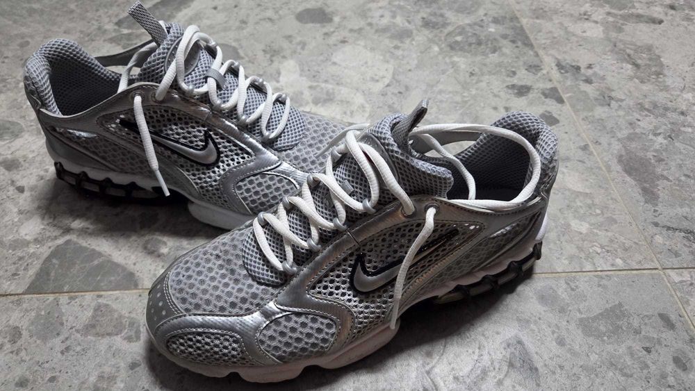 Adidași nike,mărimea 43,culoare gri argintiu,in stare bună