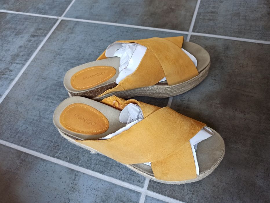 Велурени чехли с равна платформа и велурен клъч Mango