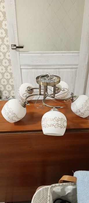 Продам люстры в отличном состоянии