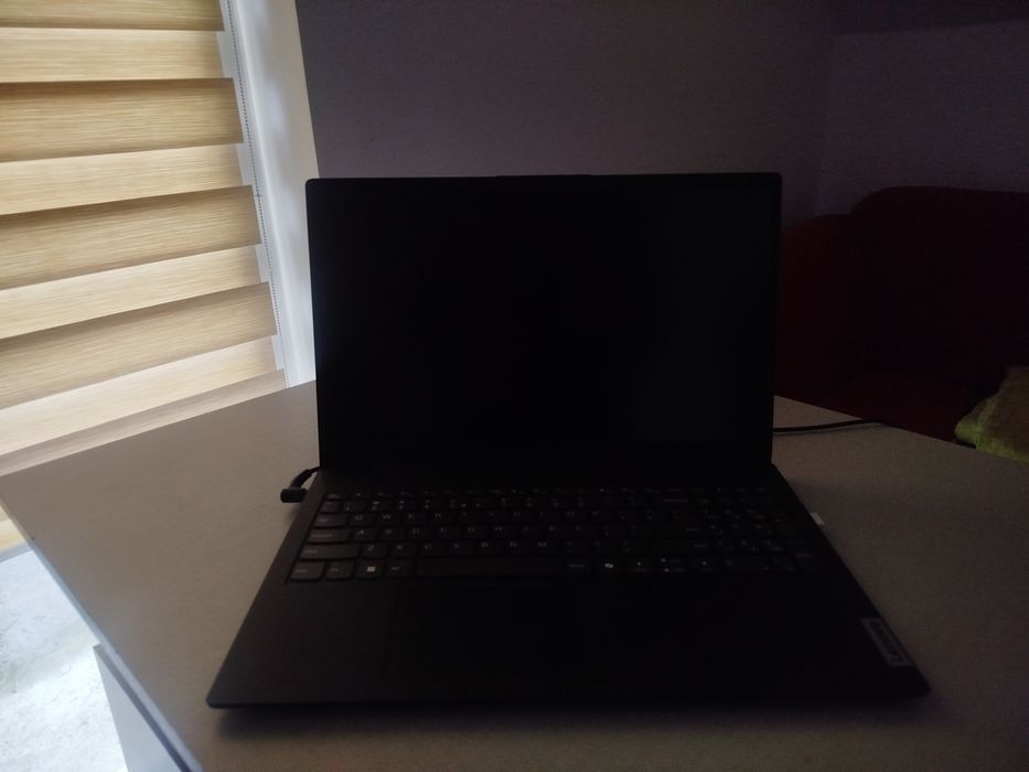 Laptop Lenovo v15