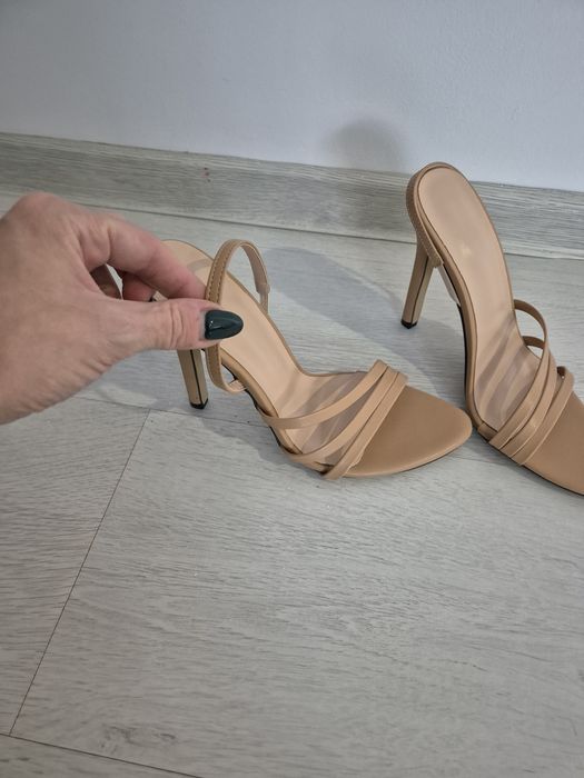 Sandale noi cu toc ,mărimea 37