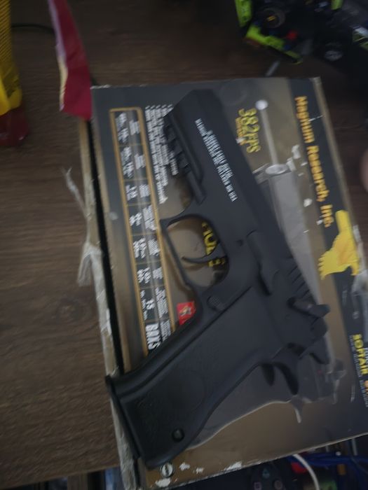 Pistol airsoft in stare impecabila, cu CO2 si este semi automatic