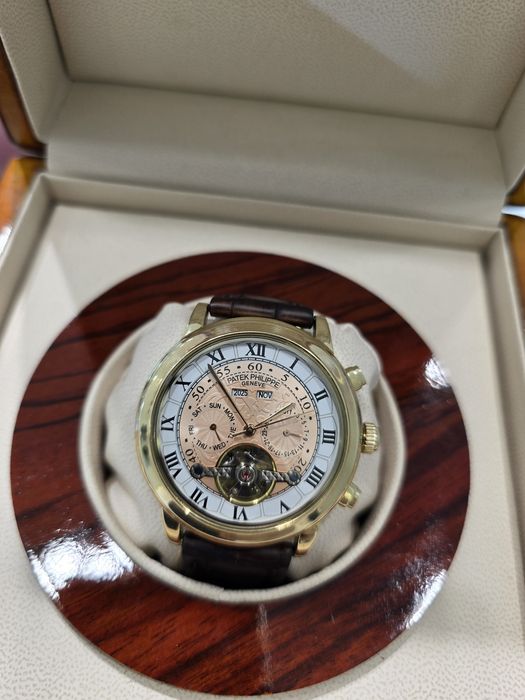 Строгие и стильные Патек Филип.
Золото 585 пробы.