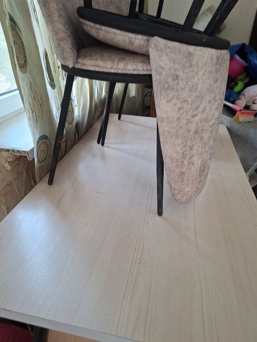 Стол со стульями