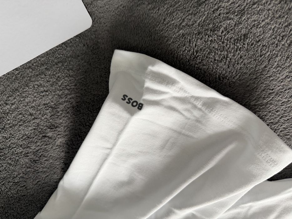 BOSS set 2 tricouri albe cu logo mic pe brat marimea L noi originale