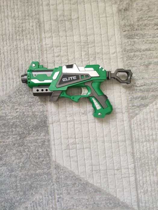 Пистолет нерф и 100 патронов.