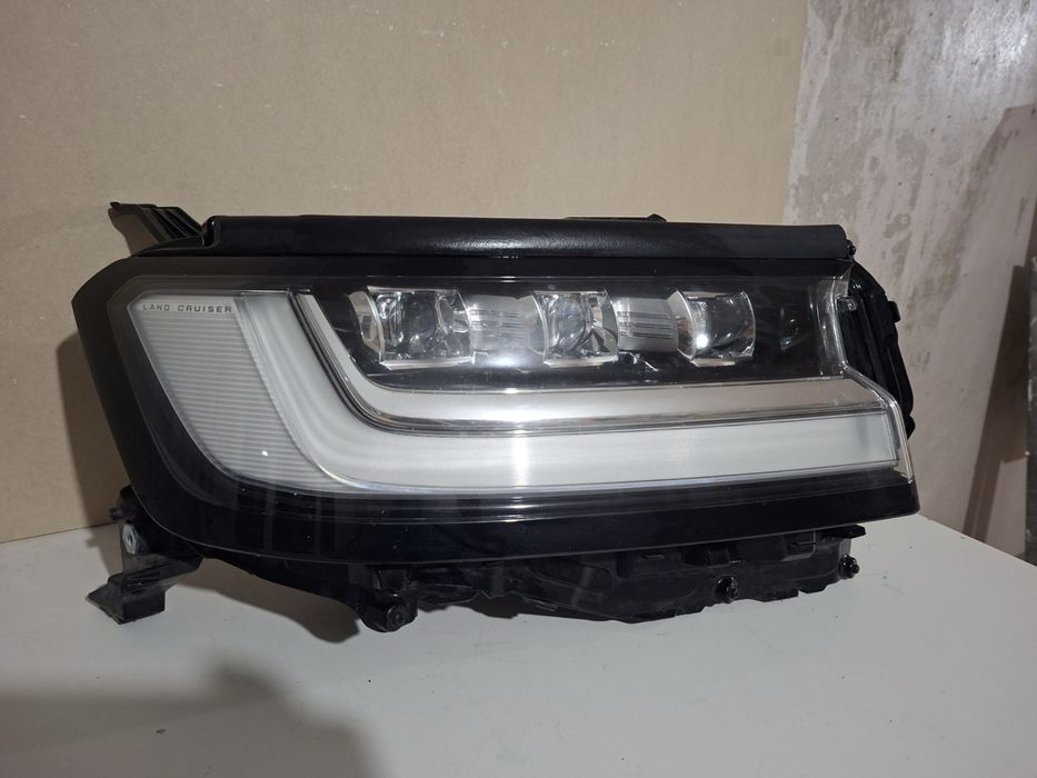 Десен фар Toyota Land Cruiser 300 LED Black
