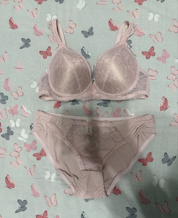 Комплект женского кружевного белья цвета пудры