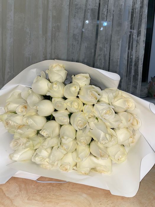 Продам красивый свежий букет из белых роз