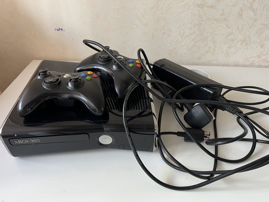 Игровая консоль XBOX360