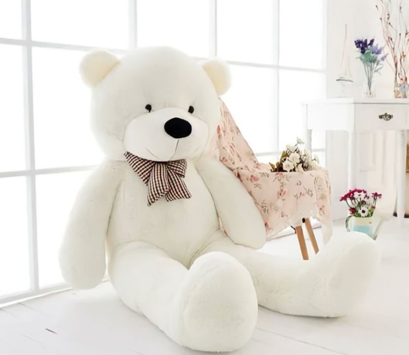 Белый плюшевый медведь