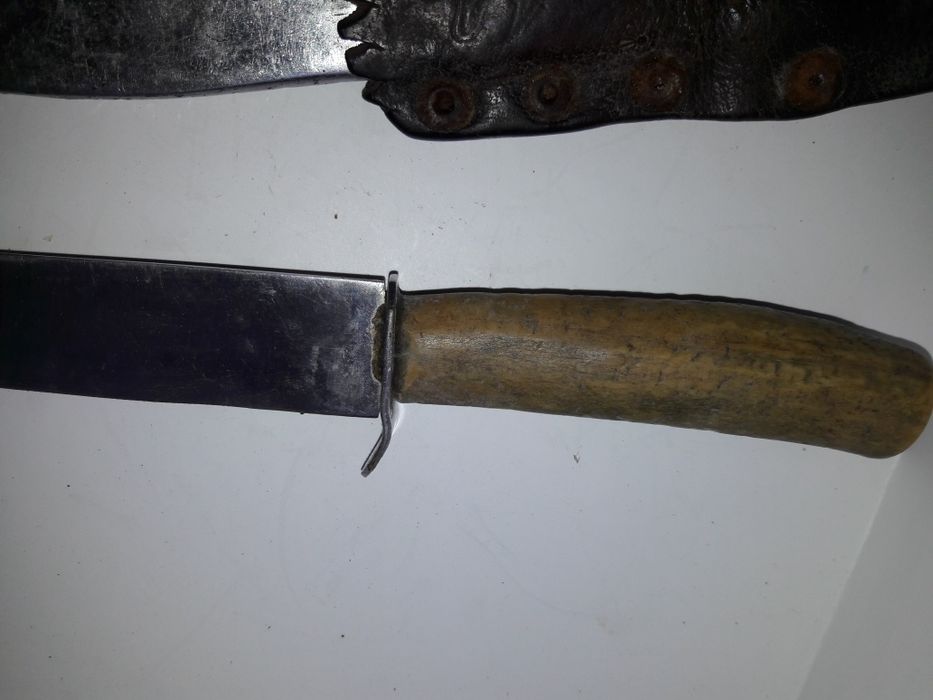 Cuțitde vînătoare cu teacă metalică