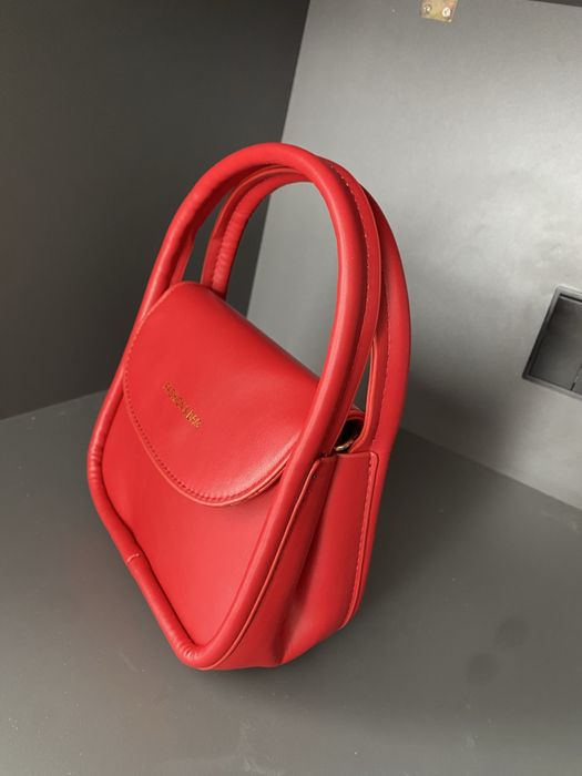 Продаются женские  сумки.