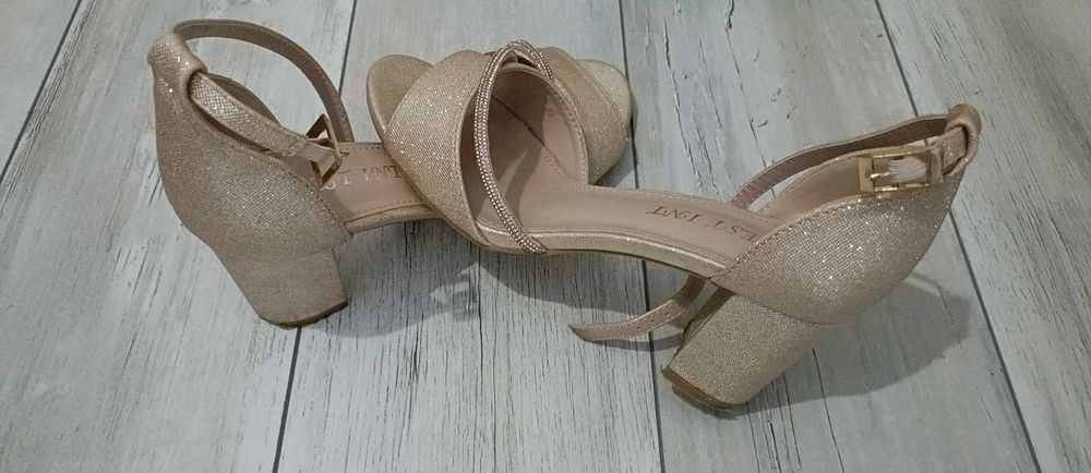 Vând rochie de ocazie lungă ,sandale Nr 38 , gentuță, agrafă !