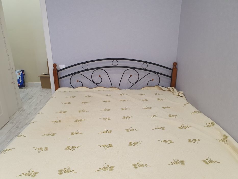 Кровать с матрасом