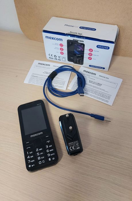 Telefon mobil cu butoane MAXCOM MM248 + incarcator + cablu + cutie + prospect romana + engleza