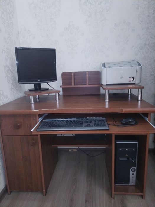 Комплект настольного компьютера с мебелью
