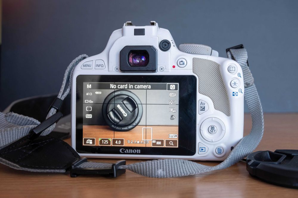 Canon 100D + 18-55mm + 50mm f/1.8 – Stare foarte bună