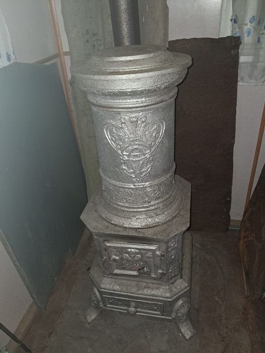 Vând sobă fontă, stare bună de funcționare.