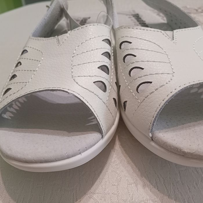 Продава дамски обувки