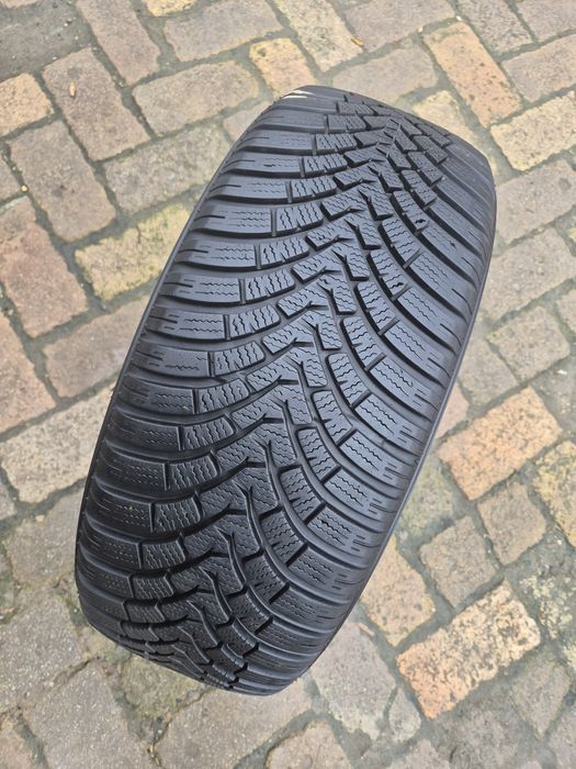 O bucată 205/55 R16 M+S iarnă - una Dunlop Bridgestone Falken