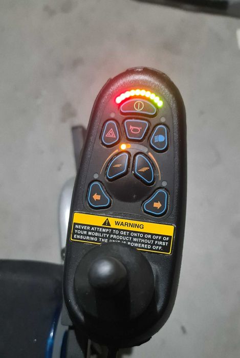 Carucior electric cu lumini pentru disabili ,batrani 3250 lei