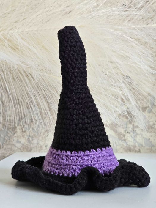 Ръчно плетена тиквичка с вещерска шапчица за Хелоуин – есенен вайб