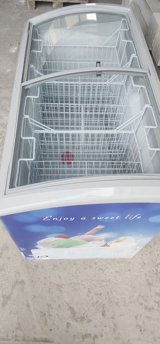 "Haier brendining vitrinali muzlatgichi (Морозилник] sotiladi