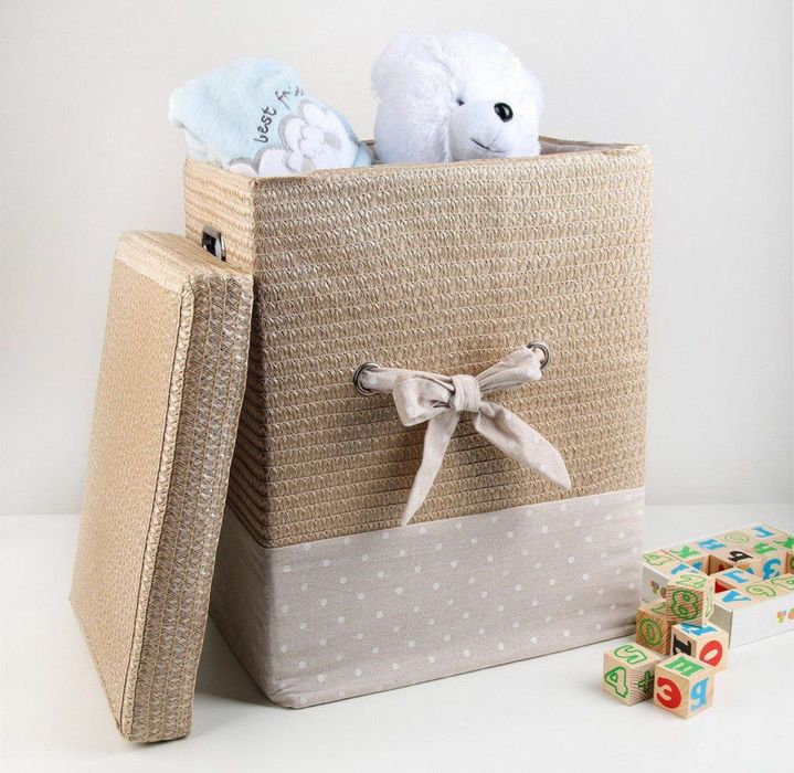 Плетеная корзина для белья по внешнему виду похожа на ротанговую.