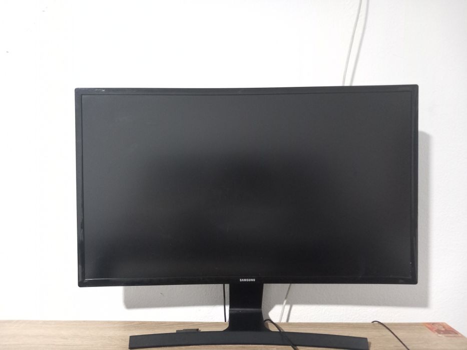 Monitor Samsung curbat 27” Full HD – S27E500C – stare foarte bună