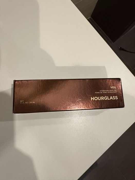 Hourglass veil skin tint, нов