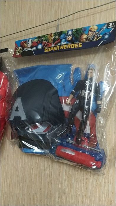 Маски супергероев пластиковые с аксессуарамин.Ноые