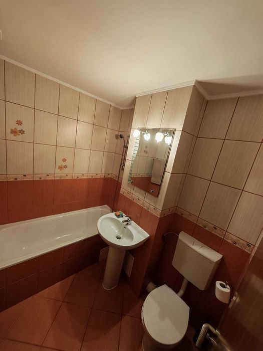 Vând apartament 3 camere decomandat (cu garaj și loc de parcare)
