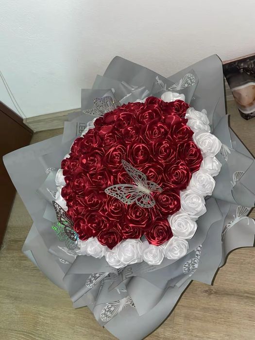 Buchet de trandafiri din satin