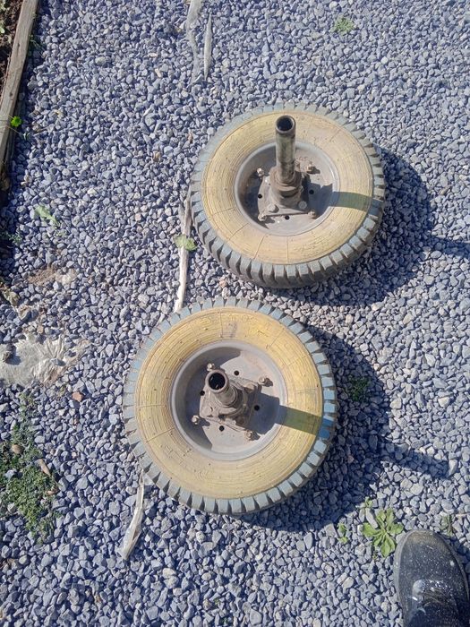 Продавам инвентар за фреза.