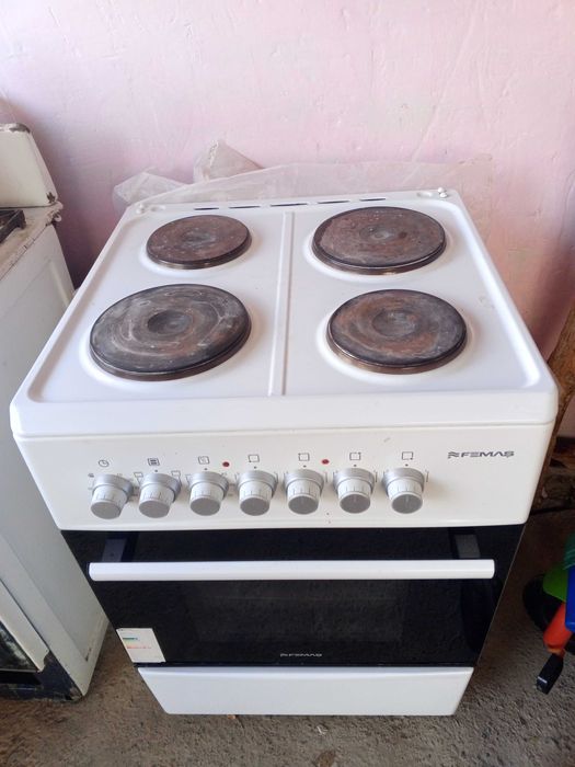 Крават,машинка для валос и бритва,газ плита.