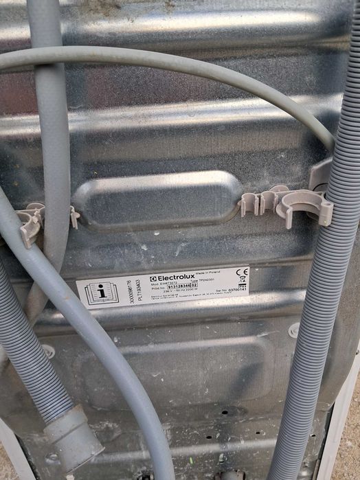 Продавам пералня Electrolux