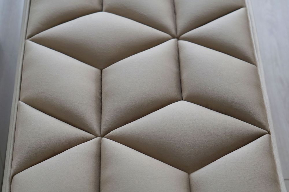 Bancheta din catifea bej cu forme hexagonale