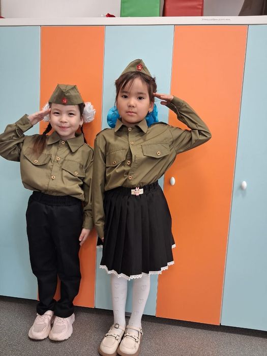 Продам платья б/у для девочки 5-6 лет