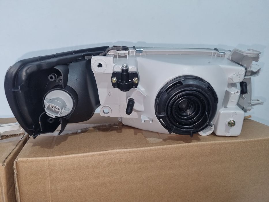 Тойота Карина Е фара