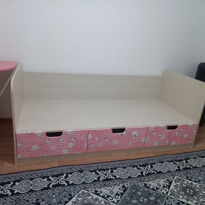 Продам Кровать с матрацом и стол