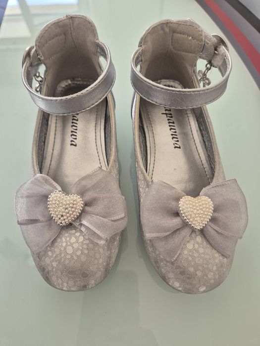 Vand pantofi argintii pentru fetite