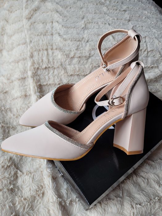 Pantofi Noi cu Toc Eleganti,