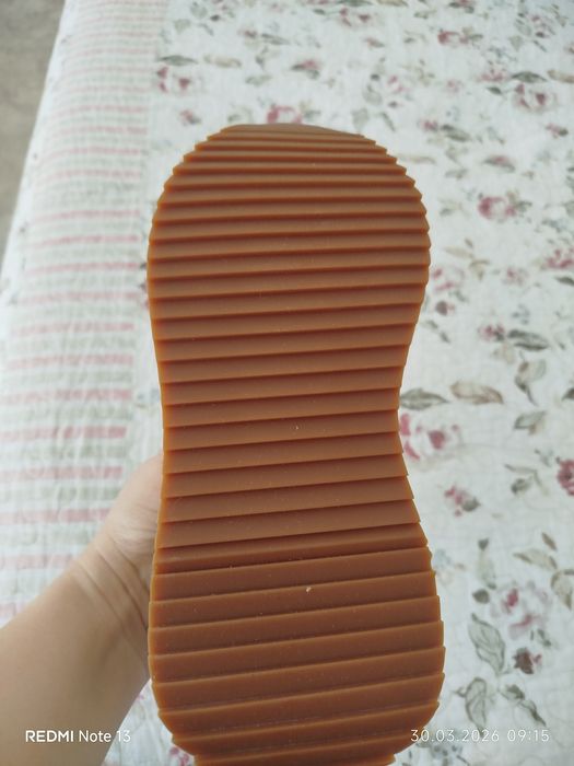 Продам кроссовки женские