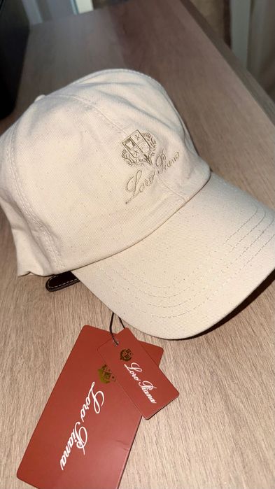 Loro Piana шапка в нежен цвят екрю