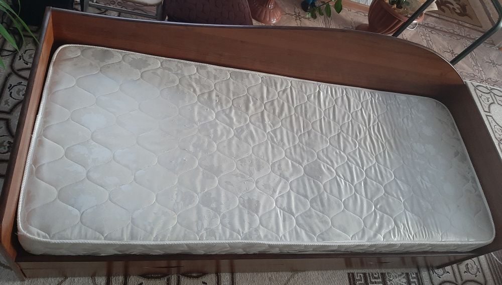 Продам кровать полтораспалка