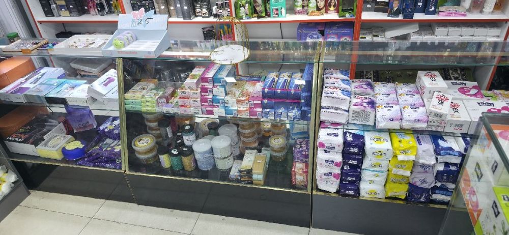 Vitrina dokon magazin uchun polka shishalik oynalik 3 dona