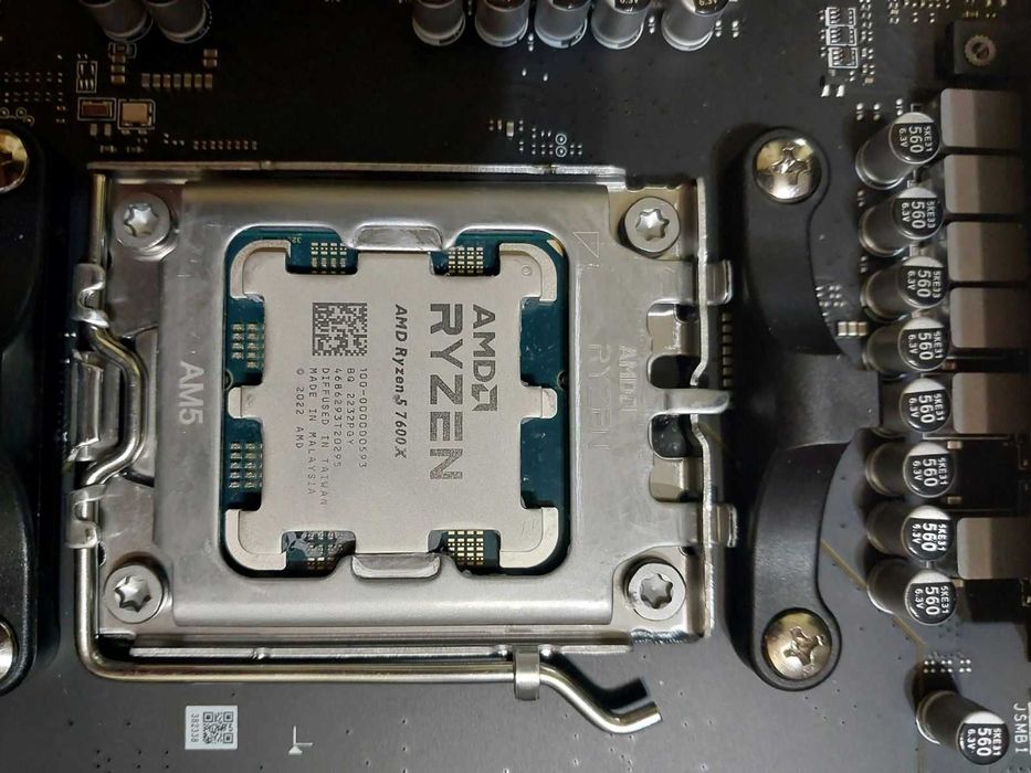 AMD Ryzen 5 7600X + MSI Pro B650-S Wi-Fi