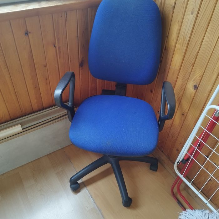 Въртящ се офис стол