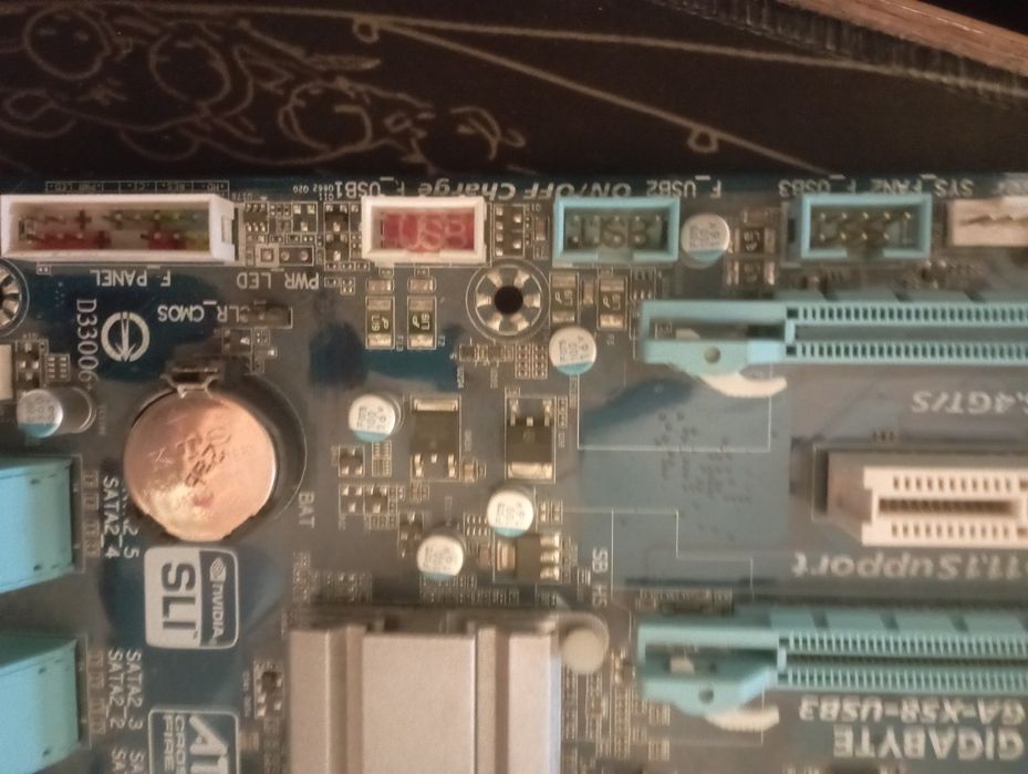Материнская плата GIGABYTE